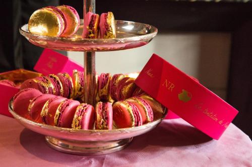 Macaroon stand and box